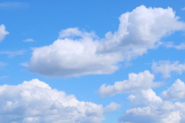 Üppige weiße Wolken am blauen Himmel