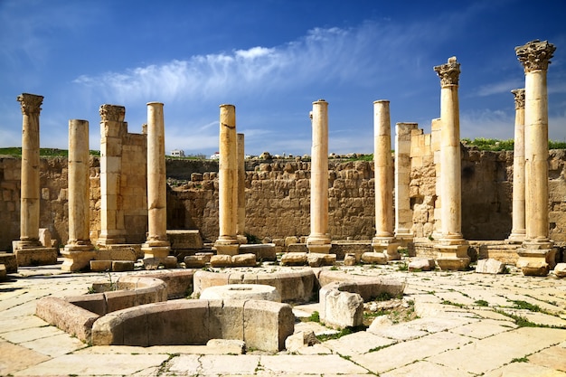 Praça antiga com colomns em Jerash, Jordânia