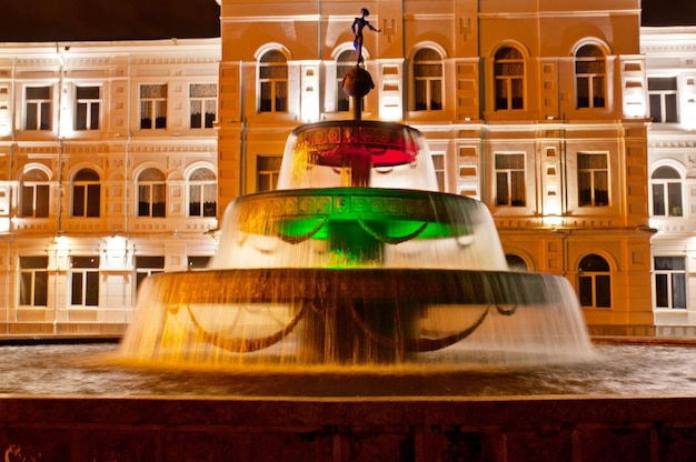 Praça Batumi com vista noturna da fonte iluminada