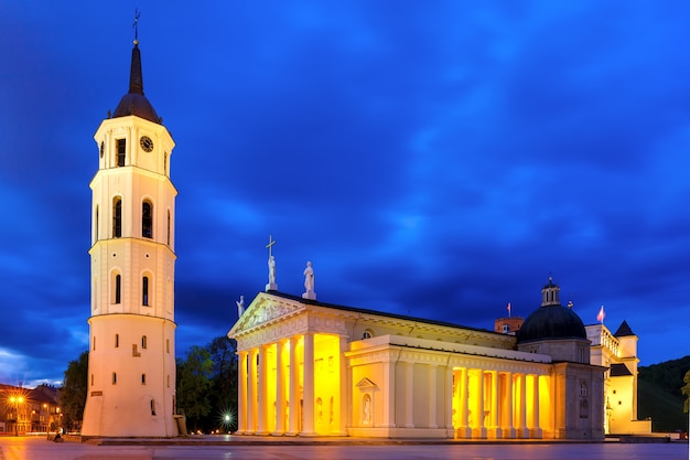 Praça da Catedral à noite, Vilnius.