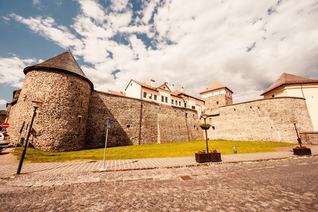 Foto praça da cidade histórica na cidade mineira kremnica na eslováquia as perspectivas para o castelo e a igreja de santa catarina na cidade