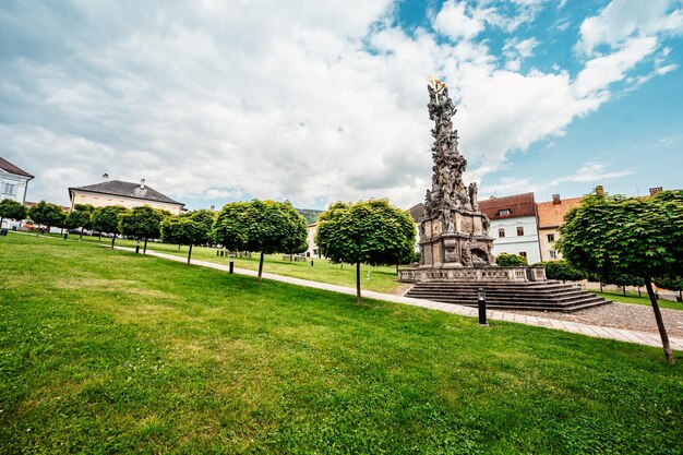 Praça da cidade histórica na cidade mineira Kremnica na Eslováquia As perspectivas para o castelo e a igreja de Santa Catarina na cidade