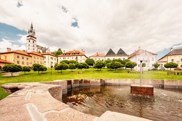 Foto praça da cidade histórica na cidade mineira kremnica na eslováquia as perspectivas para o castelo e a igreja de santa catarina na cidade