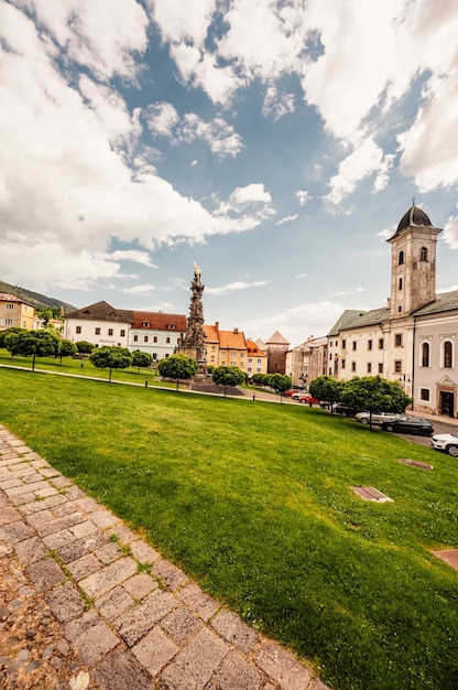 Foto praça da cidade histórica na cidade mineira kremnica na eslováquia as perspectivas para o castelo e a igreja de santa catarina na cidade