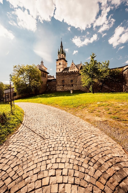 Praça da cidade histórica na cidade mineira Kremnica na Eslováquia As perspectivas para o castelo e a igreja de Santa Catarina na cidade