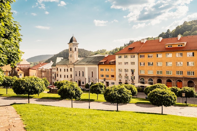 Praça da cidade histórica na cidade mineira Kremnica na Eslováquia As perspectivas para o castelo e a igreja de Santa Catarina na cidade