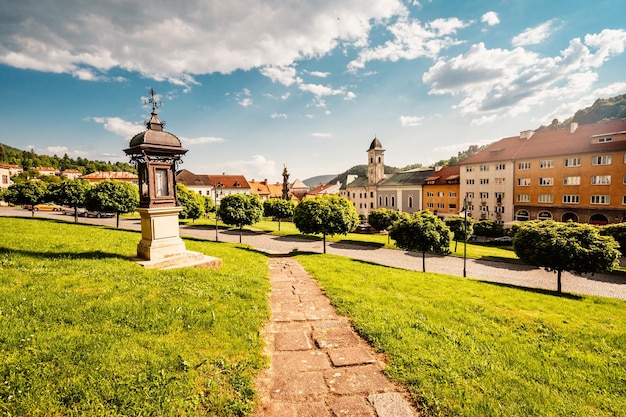 Foto praça da cidade histórica na cidade mineira kremnica na eslováquia as perspectivas para o castelo e a igreja de santa catarina na cidade