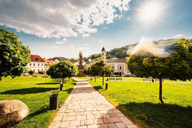 Praça da cidade histórica na cidade mineira Kremnica na Eslováquia As perspectivas para o castelo e a igreja de Santa Catarina na cidade