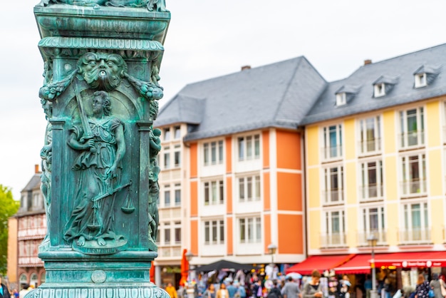 Praça da cidade velha romerberg com a estátua de Justitia em Frankfurt na Alemanha