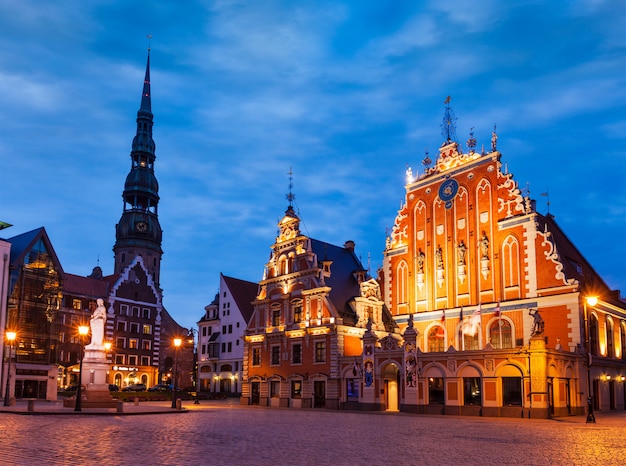 Praça da Prefeitura de Riga, Casa dos Cravos e Estátua de São Roland