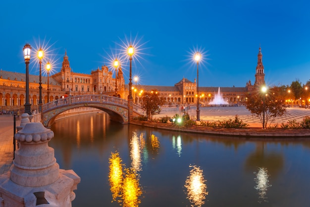 Praça de espanha à noite em sevilha, espanha