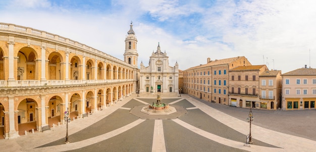 Praça de Loreto, Basílica della Santa Casa em dia de sol