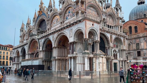 Foto praça de são marcos basílica de são marcos e palácio dos doges durante o carnaval veneza itália europa 10 de fevereiro de 2024