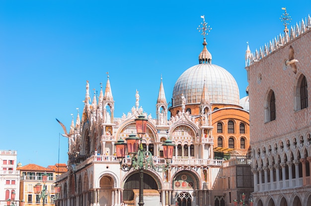 Praça de São Marcos em Veneza. Vista da basílica.