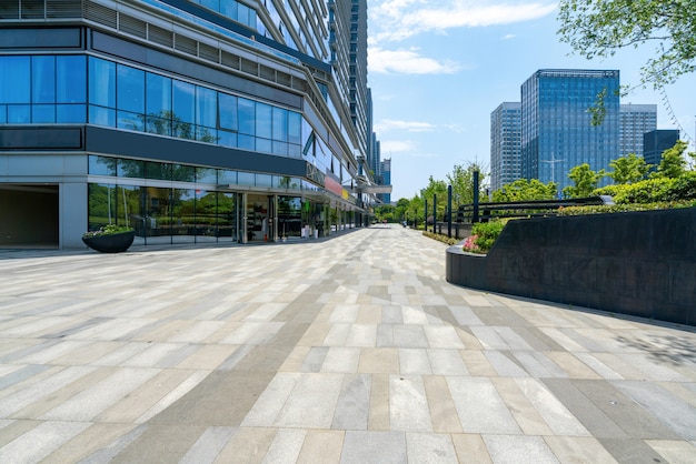 Praça do centro financeiro e prédio de escritórios em hangzhou, china