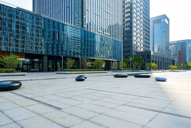 Praça do centro financeiro e prédio de escritórios em Ningbo, China