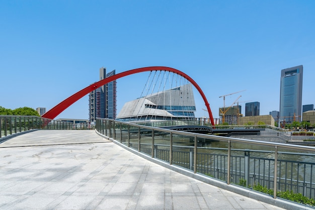 Praça do centro financeiro e prédio de escritórios em ningbo, china