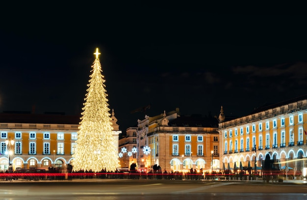 Praça do Comércio em Lisboa iluminada com decoração e árvore de natal 2021