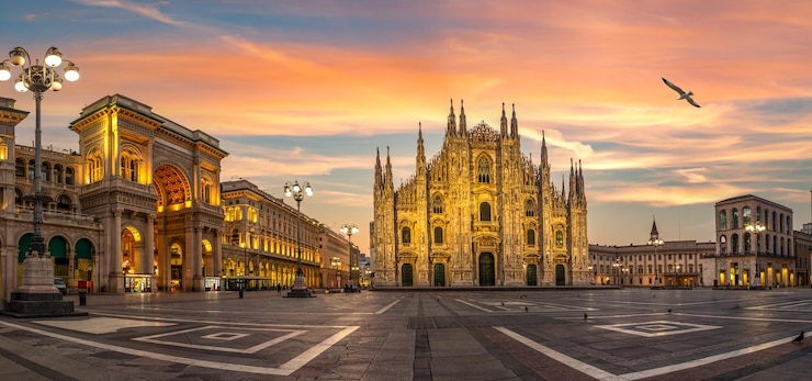Foto praça do duomo ao nascer do sol