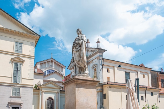 Foto praça italiana piazza puccini com um monumento a carlo emanuele na cidade de novara, piemonte, itália