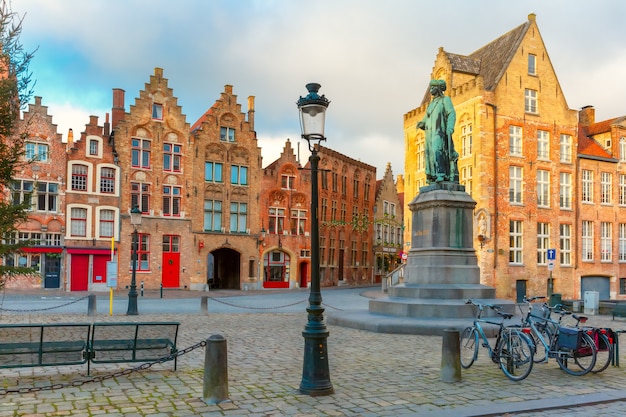 Praça Jan Van Eyck em Bruges, Bélgica