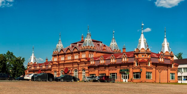 Praça Krasnogorskaya com um belo edifício nela na cidade de Sergiev Posad