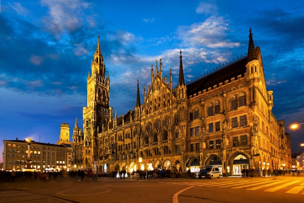 Foto praça marienplatz à noite com a nova câmara municipal neues rathaus