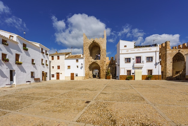 Praça medieval em uma vila na espanha