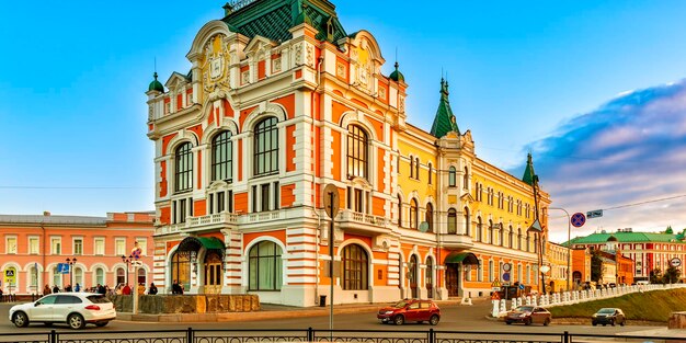 Foto praça minin e pozharsky e o edifício do palácio do trabalho em nizhny novgorod