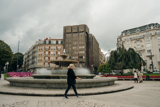 Foto praça moyua no centro de bilbao, espanha, maio de 2023