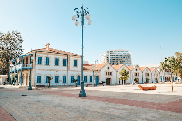 Praça na cidade velha de Larnaca A antiga praça no verão