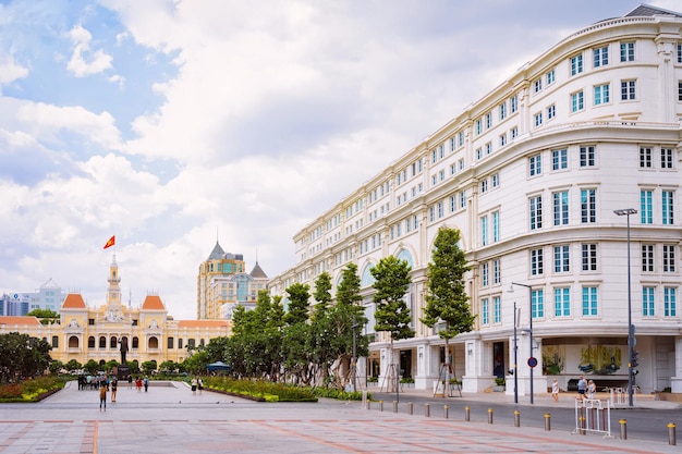 Praça na prefeitura de Ho Chi Minh com bandeira na cidade de Ho Chi Minh, no Vietnã, na Ásia. Antiga cidade vietnamita chamada Saigon. Arquitetura da cidade com parque e rua.