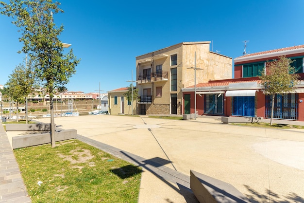 Praça pequena em uma vila