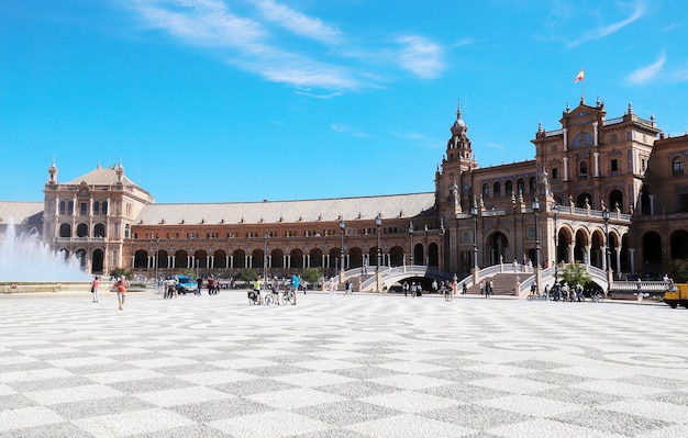 Praça Plaza de Espana projetada por Anibal Gonzalez na década de 1920 em estilo Art Deco e NeoMudejar