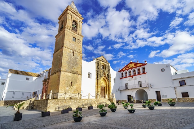 Praça principal com igreja medieval da pitoresca aldeia de Alcala de los Gazules Cadiz Espanha