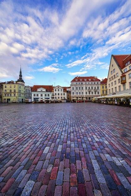 Praça principal com pavimento em calçada portuguesa e edifícios medievais antigos. Tallinn, Estônia.