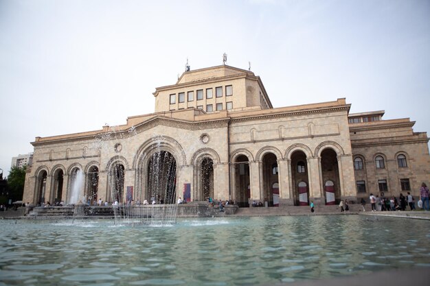 Praça principal da armênia com fontes