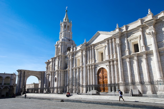 Praça principal de Arequipa com igreja