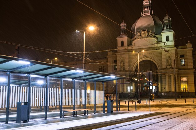 Praça reconstruída na fonte da estação ferroviária de Lviv, na Ucrânia