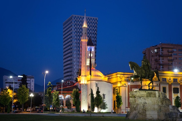 Praça Skanderbeg iluminada em Tirana, Albânia à noite