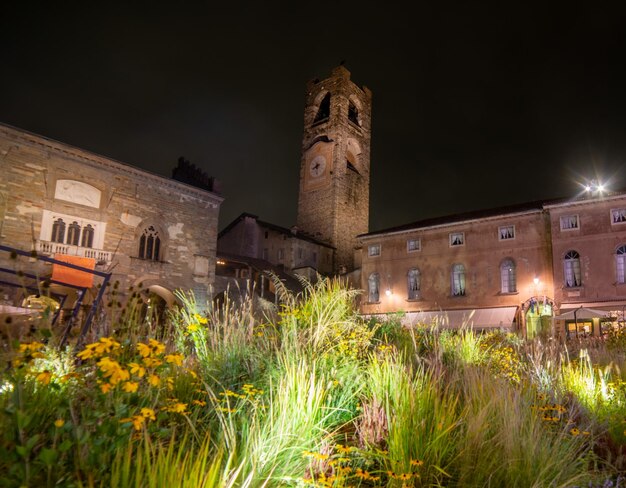 Praça velha de Bergamo à noite