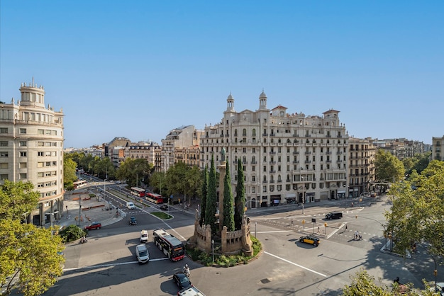 Praça Verdaguer em Barcelona, Espanha. Encruzilhada com trânsito e monumento no centro da cidade.