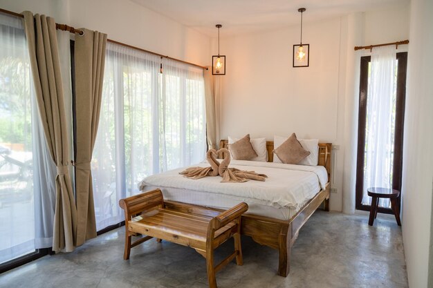 Prachuap Khiri Khan Tailandia 20 de abril de 2021 Interior del complejo tropical con ropa de cama de madera y muebles de diseño contemporáneo
