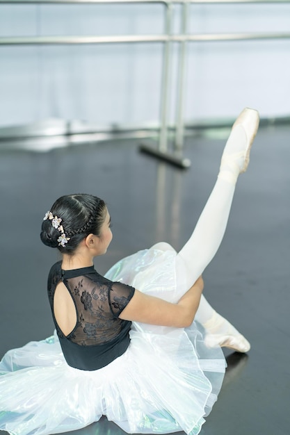 Práctica de baile de bailarina en la sala concepto de baile de ballet para niños