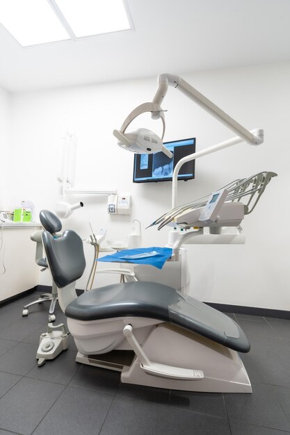 Práctica dental moderna Silla dental clínica dental ligera médica sin gente foto vertical