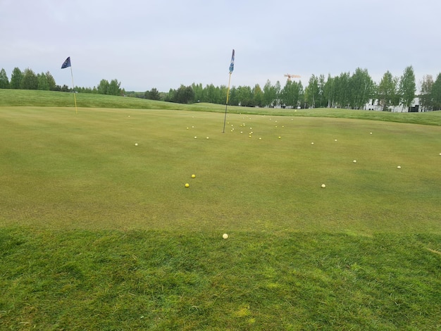 Practica el green con bolas cerca del hoyo