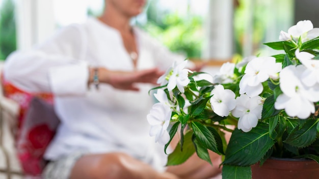 Práctica de meditación de energía positiva en casa