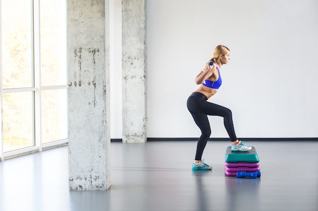 Práctica de mujer rubia en plataforma de paso