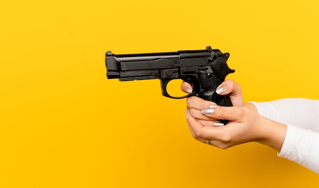 Foto practica el uso de un arma para la autodefensa de las mujeres asiáticas y las armas que están siendo entrenadas para disparar.