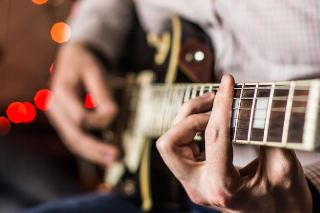 Foto practicando en la guitarra.